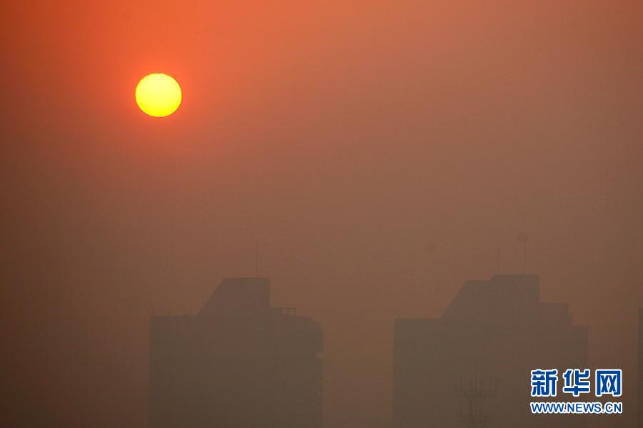 這是12月2日清晨拍攝的霧霾籠罩的江蘇省揚(yáng)州市景觀。