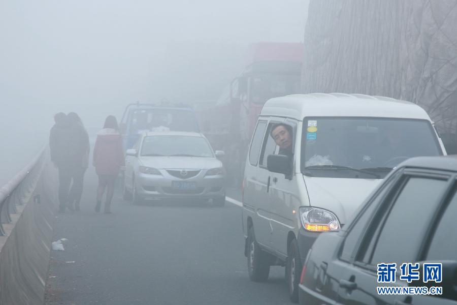 12月4日，滬陜高速揚(yáng)州段大量車輛滯留。