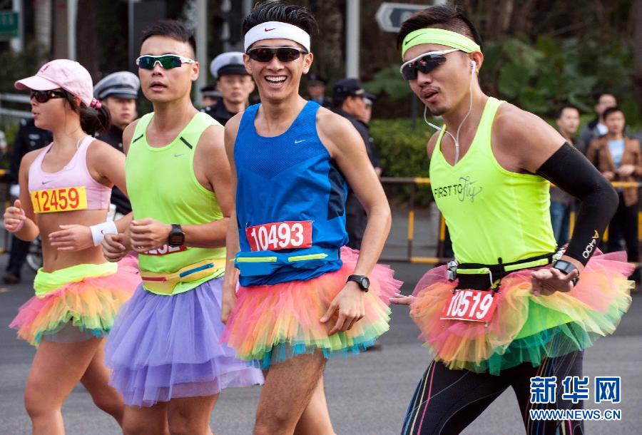 12月8日，三名男選手身著“蓬蓬裙”參加比賽。
