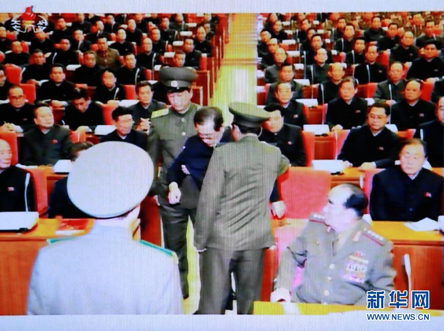 張成澤在12月8日勞動黨中央政治局擴大會議現(xiàn)場被帶走。