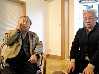 前晚，年過七旬的劉光嘉及妻子向記者講述強(qiáng)拆經(jīng)過。