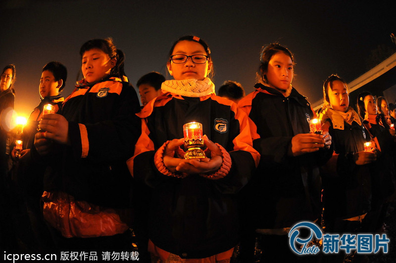 “為南京大屠殺遇難者守靈儀式暨和平燭光祭”活動(dòng)在侵華日軍南京大屠殺遇難同胞紀(jì)念館祭場(chǎng)舉行。