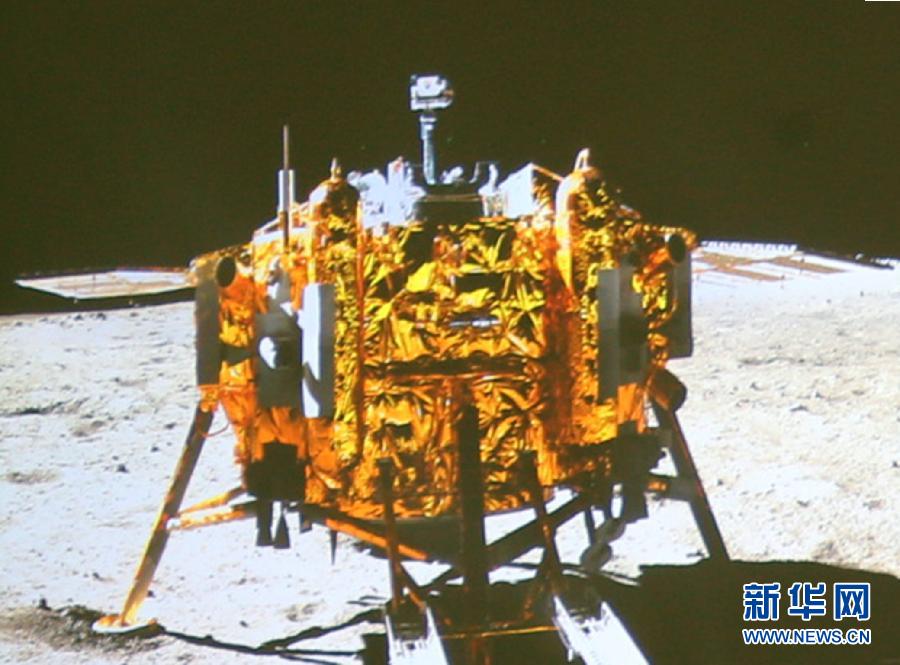 這是北京飛控中心大屏幕上顯示“玉兔”號月球車上的全景相機(jī)拍攝的嫦娥三號著陸器照片。