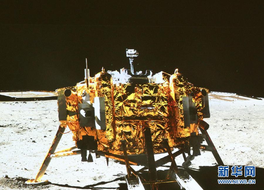 這是北京飛控中心大屏幕上顯示“玉兔”號月球車上的全景相機(jī)拍攝的嫦娥三號著陸器照片。