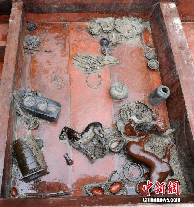 圖為出土漆器240余件，器形有耳杯、奩、幾、盤(pán)、盒、俑、馬等。