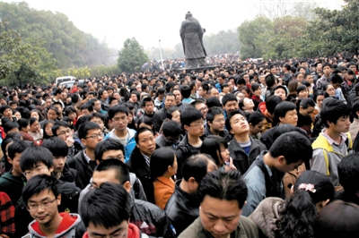 去年3月16日，武漢華中科技大學(xué)，“北約”、“華約”、“卓越”聯(lián)盟自主招生選拔考試湖北考點，考生等待進場。 圖/CFP