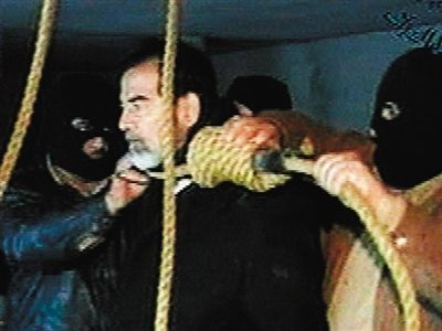 警衛(wèi)給薩達(dá)姆套上絞刑工具。