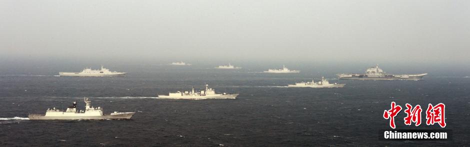 圖為遼寧艦與水面艦艇進(jìn)行協(xié)同訓(xùn)練。中新社發(fā) 李靖 攝