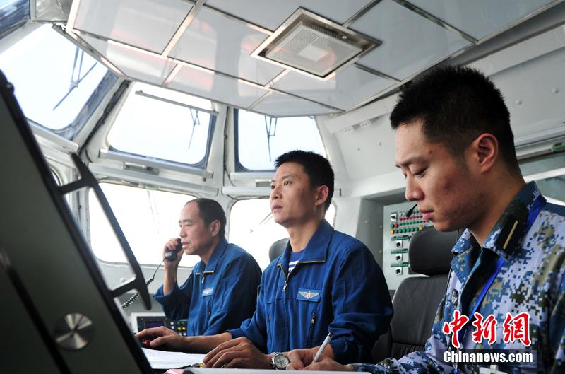 圖為遼寧艦飛行指揮員在塔臺(tái)進(jìn)行艦載機(jī)著艦起飛指揮。中新社發(fā) 胡鍇冰 攝