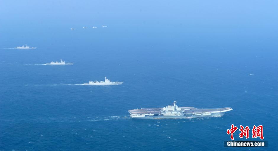 圖為遼寧艦與水面艦艇、飛機(jī)進(jìn)行協(xié)同訓(xùn)練。中新社發(fā) 胡鍇冰 攝