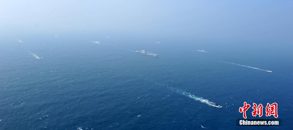 圖為遼寧艦與水面艦艇進(jìn)行協(xié)同訓(xùn)練。中新社發(fā) 李靖 攝