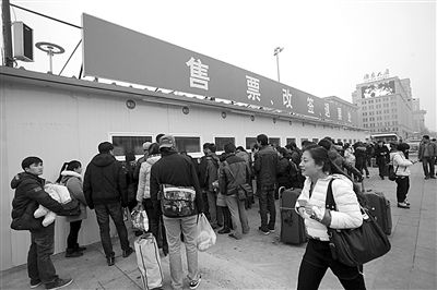 1月6日，北京站搭建完畢的臨時(shí)售票處已經(jīng)投入使用。今年春運(yùn)期間，北京鐵路局共開(kāi)設(shè)售票窗口3421個(gè)，同比增加150個(gè)。新京報(bào)記者