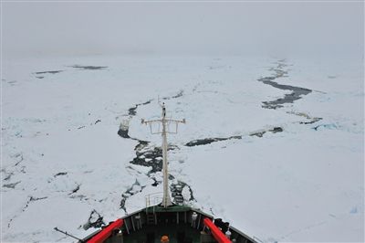 7日17時50分許，“雪龍”號船頭冰面裂開一條水道，“雪龍”號趁機(jī)迅速穿過。