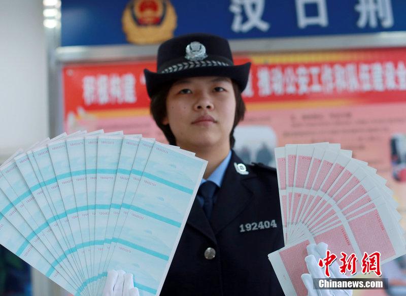 武漢鐵路公安局辦案民警展示空白假火車票。