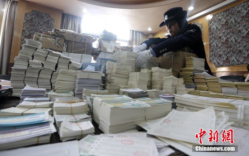 湖北省武漢市，民警清點(diǎn)大量非法制作的成品，半成品假票和制假工具。