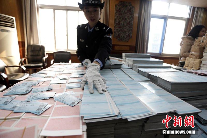 湖北省武漢市，民警清點(diǎn)大量非法制作的成品，半成品假票和制假工具。