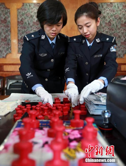 圖為清點(diǎn)查獲大量假火車票和制販工具。