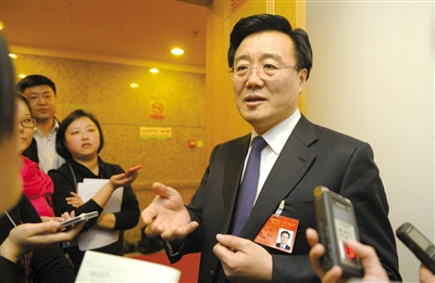 昨日，在十四屆人大二次會議順義代表團(tuán)全團(tuán)審議后，北京市人大代表、北京市常務(wù)副市長李士祥接受記者提問。新京報記者 浦峰 攝