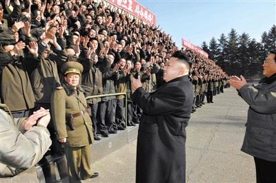 朝中社1月15日發(fā)布的圖片顯示，朝鮮最高領導人金正恩視察位于平安南道的國家科學院，與科研人員會面。
