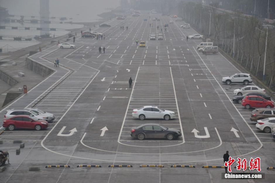 四川瀘州現(xiàn)最霸氣停車(chē)場(chǎng) 堪比飛機(jī)跑道