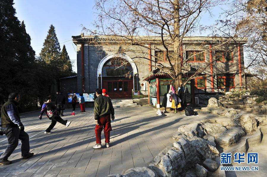 1月15日，市民在北京北海公園內(nèi)的上林苑飯莊門前晨練。