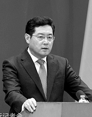 23日，秦剛在外交部例行記者會上。
