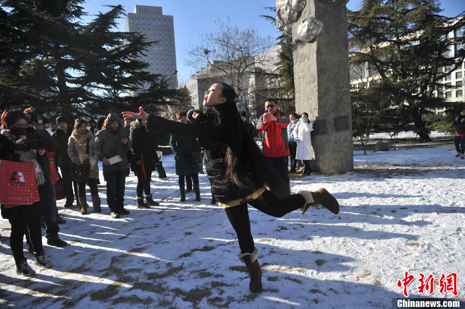 圖為來(lái)自東北的表演系考生雪地秀才藝。