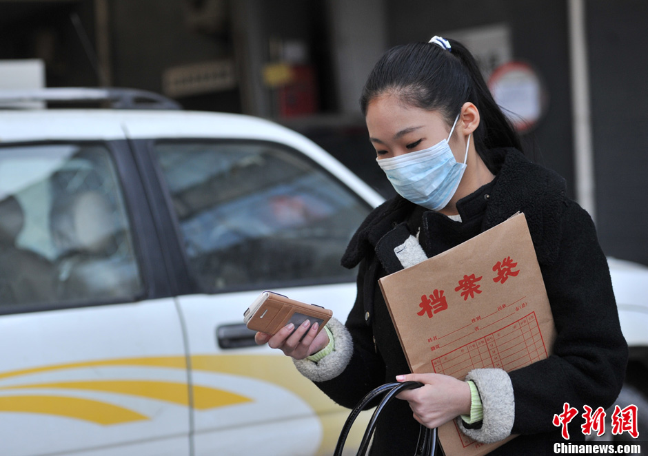 圖為表演系考生走出考場(chǎng)。