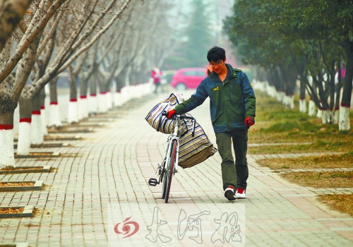 走在校園的小路上，帥氣的單車是我同伴，鼓鼓的行囊盛不下父母深深的惦念。