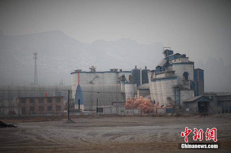 　2014年2月17日，石家莊市再次啟動壓減水泥過剩產(chǎn)能、治理大氣污染水泥企業(yè)集中爆破拆除行動。