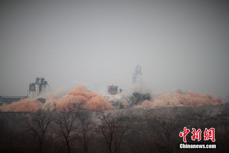 　2014年2月17日，石家莊市再次啟動壓減水泥過剩產(chǎn)能、治理大氣污染水泥企業(yè)集中爆破拆除行動。