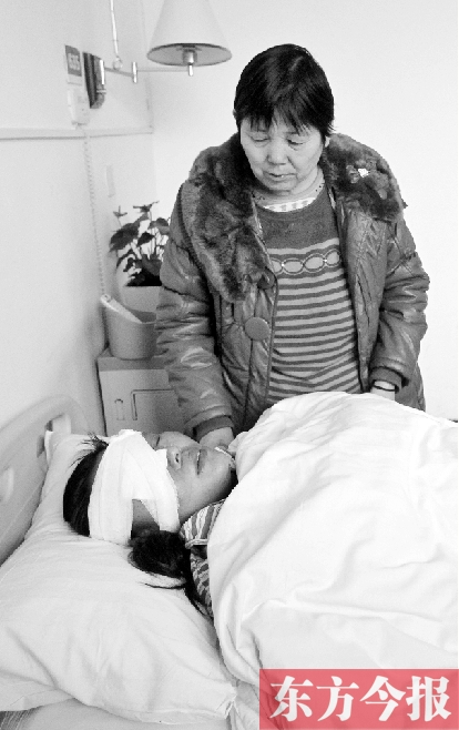 17日，52歲的王美蘭在做完眼角膜移植手術(shù)后躺在病床上休息