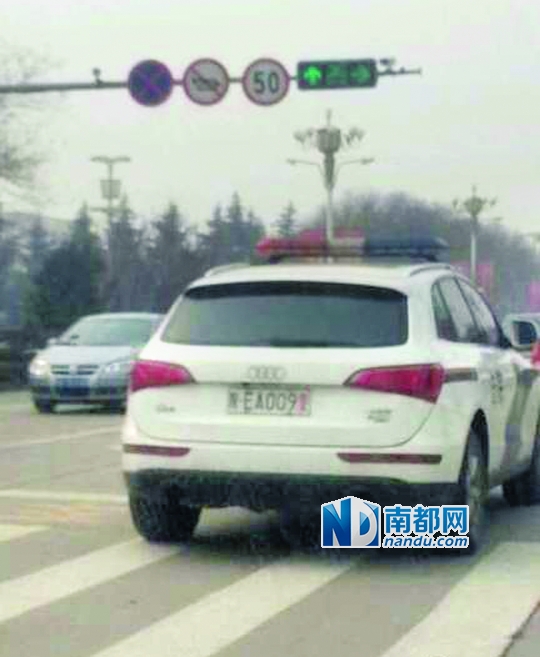 渭南市中院配備的奧迪Q 5警車在路上行駛。圖片來(lái)源：新浪微博