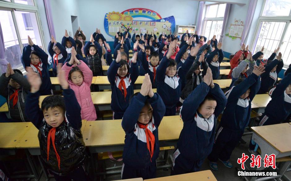 河北邯鄲開學(xué)首日遇霧霾 學(xué)生室內(nèi)做課間操 河北邯鄲開學(xué)首日遇霧霾 學(xué)生室內(nèi)做課間操