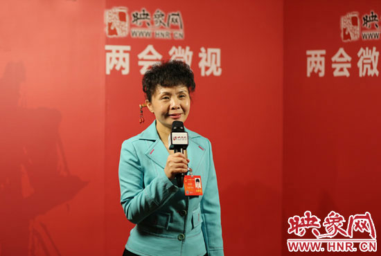 在映象網(wǎng)全國兩會北京演播室，全國人大代表、河南理工大學音樂學院副院長游吟歌做客《兩會微視》訪談.