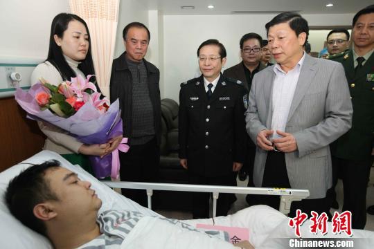 廣西壯族自治區(qū)黨委常委、政法委書記溫卡華看望唐蔚宣。