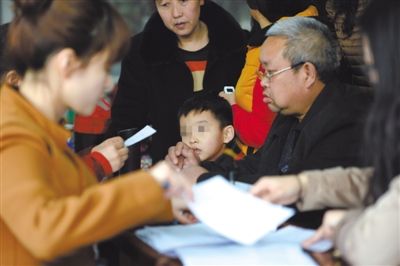 昨日，家長為服用藥品的幼兒登記參加體檢。西安兩所幼兒園長期給園內(nèi)幼兒集體服用“病毒靈”。