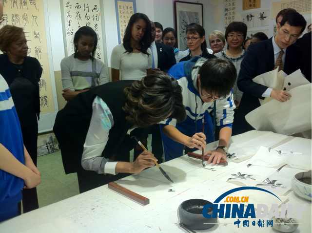 　北京時(shí)間3月21日，美國(guó)第一夫人米歇爾參觀北師大二附中時(shí)，與學(xué)生一起練習(xí)書法。