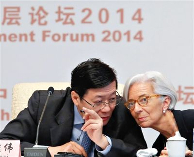 “中國發(fā)展高層論壇2014開幕式”上，國際貨幣基金組織總裁拉加德與中國財(cái)政部部長樓繼偉（左）討論。