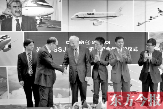 　昨日，“蘇霍伊SSJ-100飛機項目”合作簽約儀式在鄭州舉行