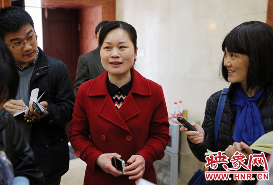 董亞娜是焦裕祿紀念館副館長，她兩次給習近平講解，贊總書記看得仔細，聽得認真。3月20日，記者在蘭考采