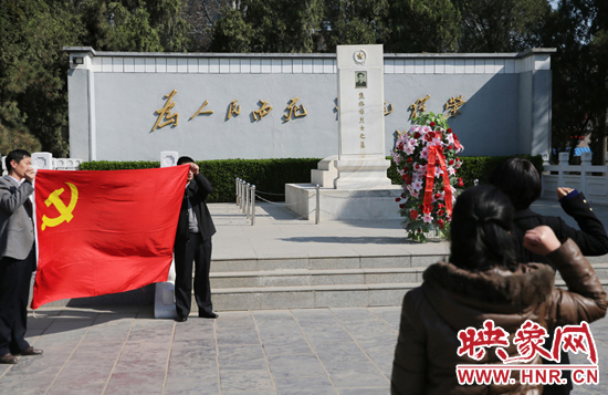 在焦裕祿紀念園，來自河南的黨員干部在焦陵前宣誓。