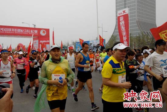 3月30日上午8點(diǎn)20分，2014鄭開(kāi)國(guó)際馬拉松賽在鄭開(kāi)大道鳴槍起跑。