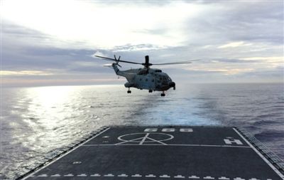 3月29日，一架艦載直升機從井岡山艦起飛執(zhí)行搜索任務(wù)。當天，海軍井岡山艦抵達南印度洋新任務(wù)區(qū)開始搜索。 新華社發(fā)