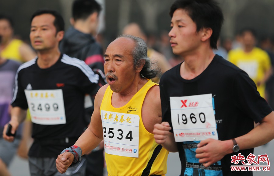 一位老年選手與年輕人比速度。
