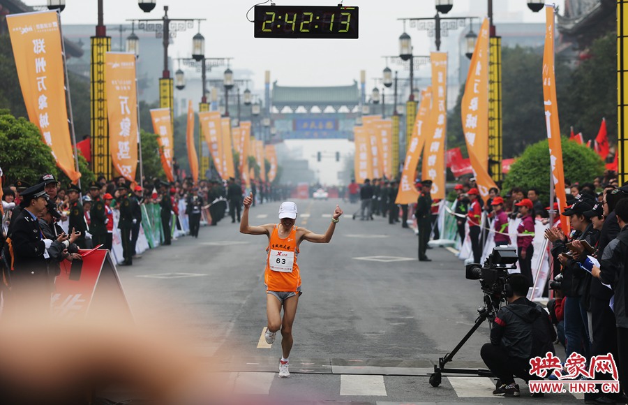 一名選手抵達(dá)終點(diǎn)后，高舉雙手慶祝。
