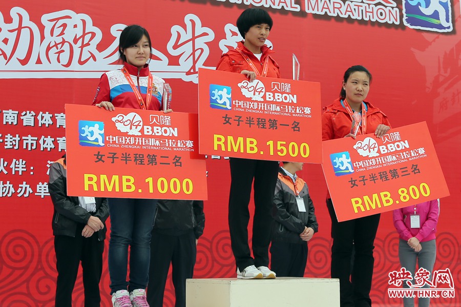 女子半程前三名選手。