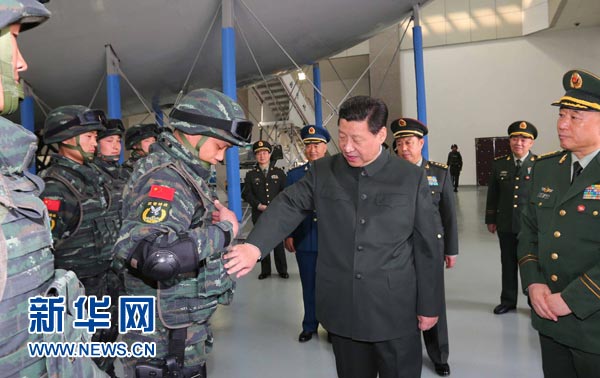 這是習(xí)近平同特戰(zhàn)隊(duì)員親切交談，詳細(xì)詢問(wèn)他們的教學(xué)訓(xùn)練和生活情況。