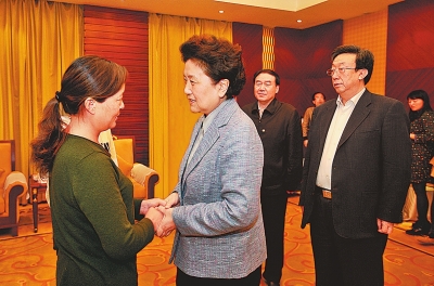  4月9日，中共中央政治局委員、國(guó)務(wù)院副總理劉延?xùn)|在鄭州接見“踐行焦裕祿精神的好校長(zhǎng)”張偉的家屬。