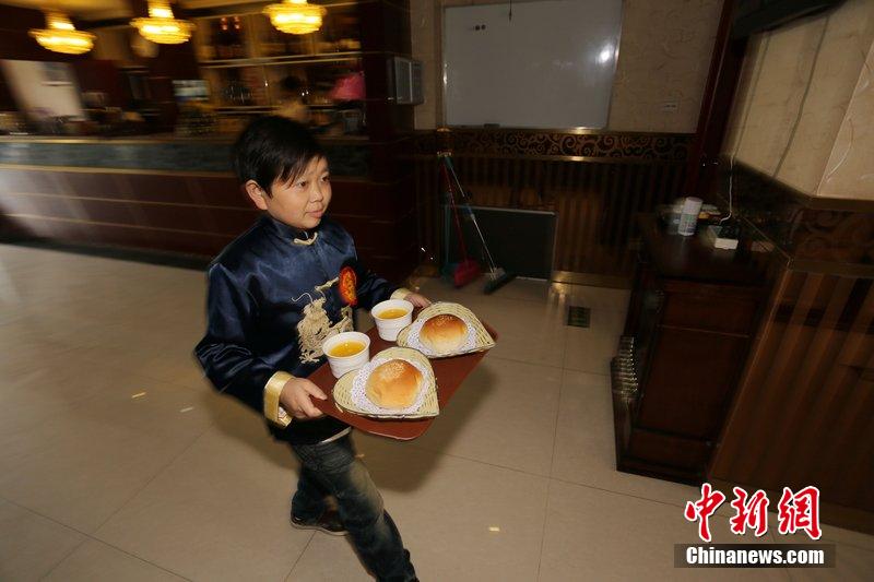 鄭州現(xiàn)袖珍人童話(huà)主題餐廳 店員平均身高1.3米